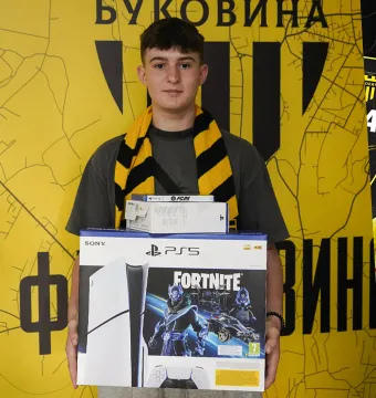 Мрія стала реальністю: Давид Андрюк отримав PlayStation 5 від ФК «Буковина»!